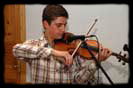 Андрій Погорілко грає на скрипці